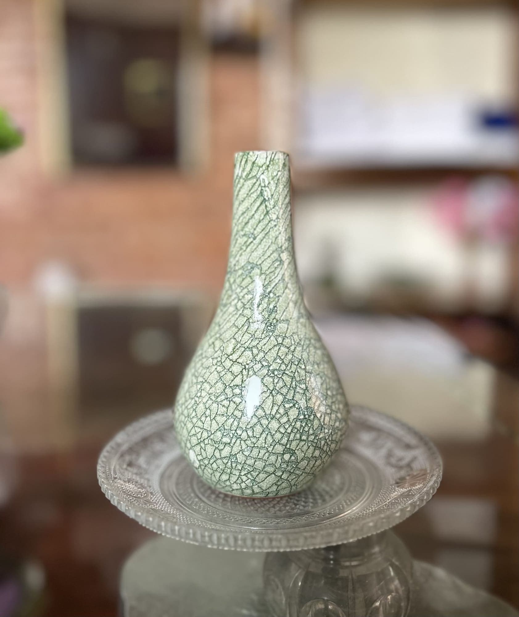 Vaso a goccia con collo stretto, smalto verde chiaro a cretto.